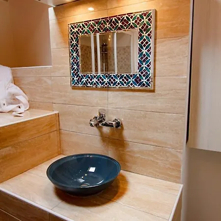 Eden Lilli Bed & Breakfast 4*