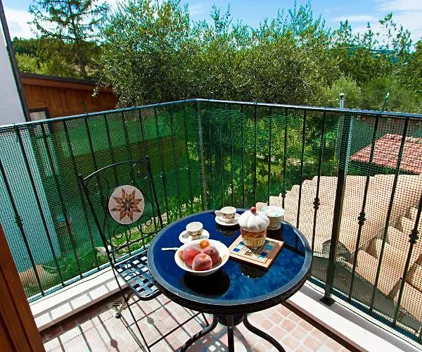 Eden Lilli Bed & Breakfast 4*